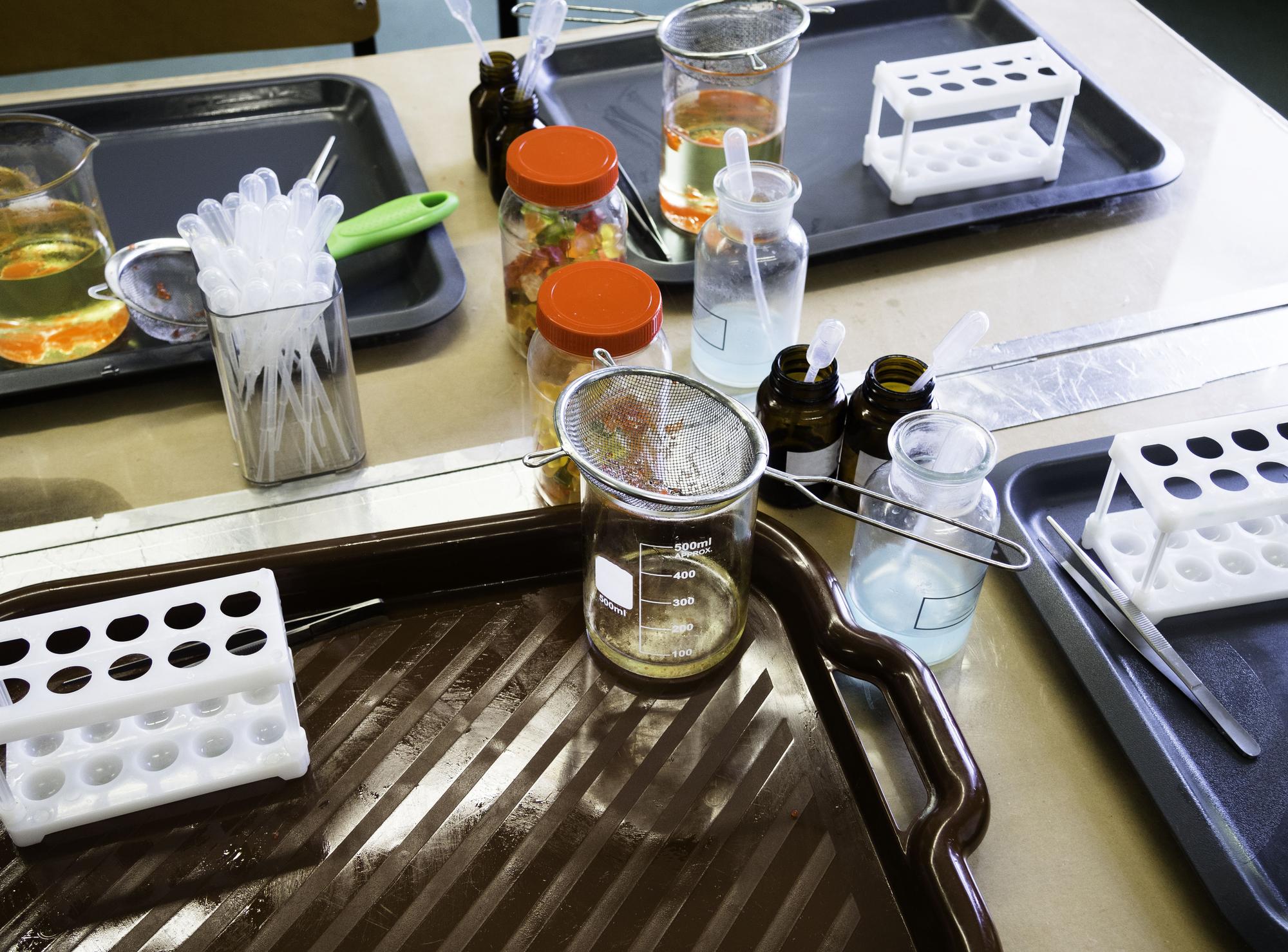 laboratoryjne stanowisko kuchenne z wagami i etykietami